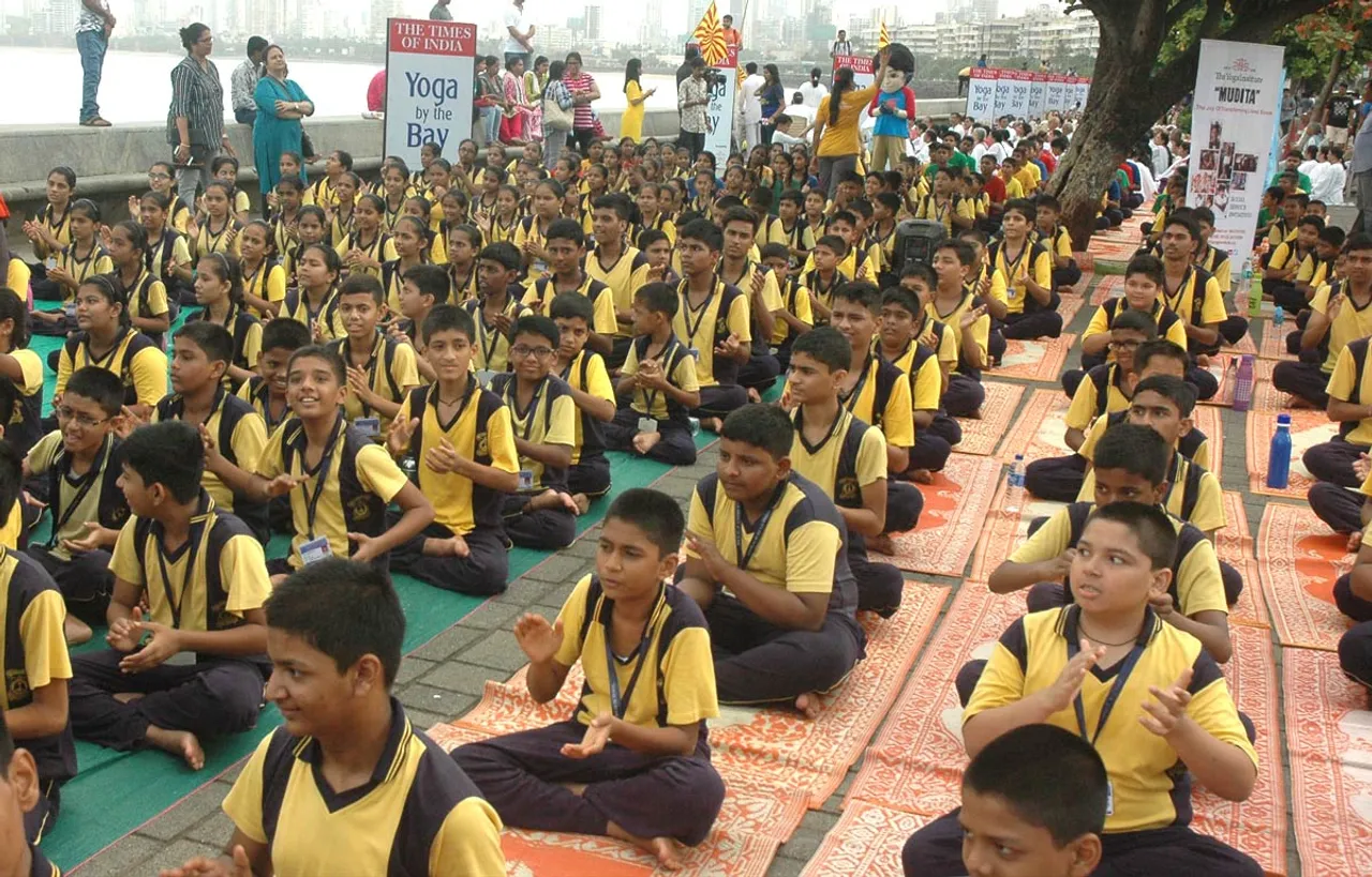 अंतर्राष्ट्रीय योग दिवस पर तीन लाख से अधिक लोगों ने 'योग बाय द बे' अभियान का समर्थन किया