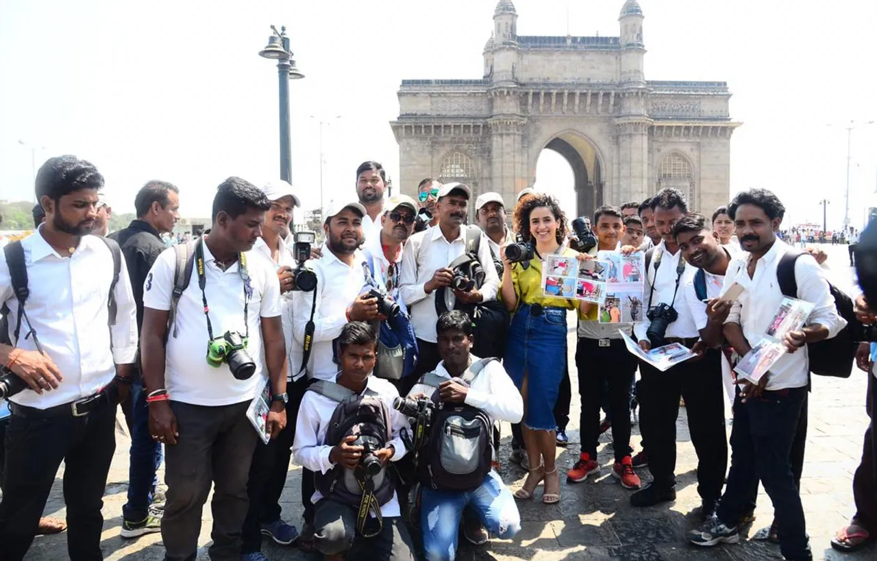 'फोटोग्राफ' अभिनेत्री सान्या मल्होत्रा ने गेटवे ऑफ इंडिया में फोटोग्राफरों के साथ खिंचवाई फोटोज