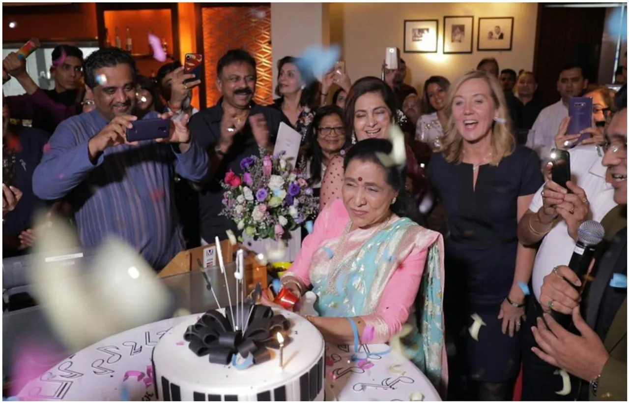 Photos: आशा भोंसले ने दुबई में अपना 86वां जन्मदिन परिवार के साथ मनाया
