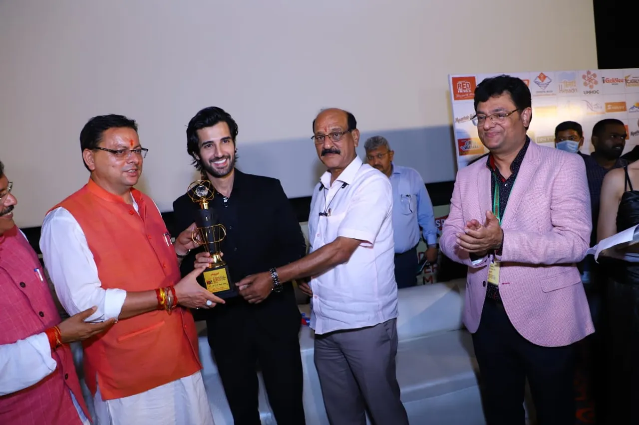 आदित्य सील को प्रतिष्ठित 6 वें देहरादून इंटरनेशनल फिल्म फेस्टिवल में उत्तराखंड के मुख्यमंत्री द्वारा “मोस्ट प्रॉमिसिंग एक्टर” का पुरस्कार मिला