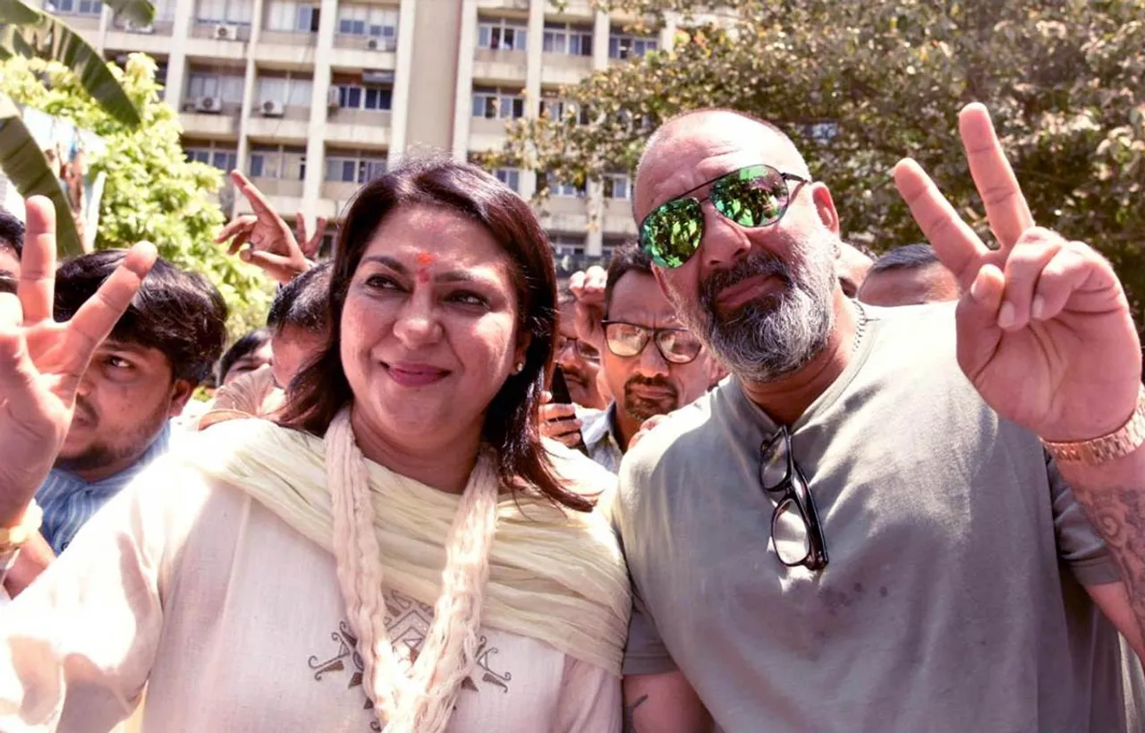 कांग्रेस की संसदीय उम्मीदवार प्रिया दत्त भाई संजय दत्त के साथ अपनी पार्टी का नामांकन दाखिल करने पहुंची