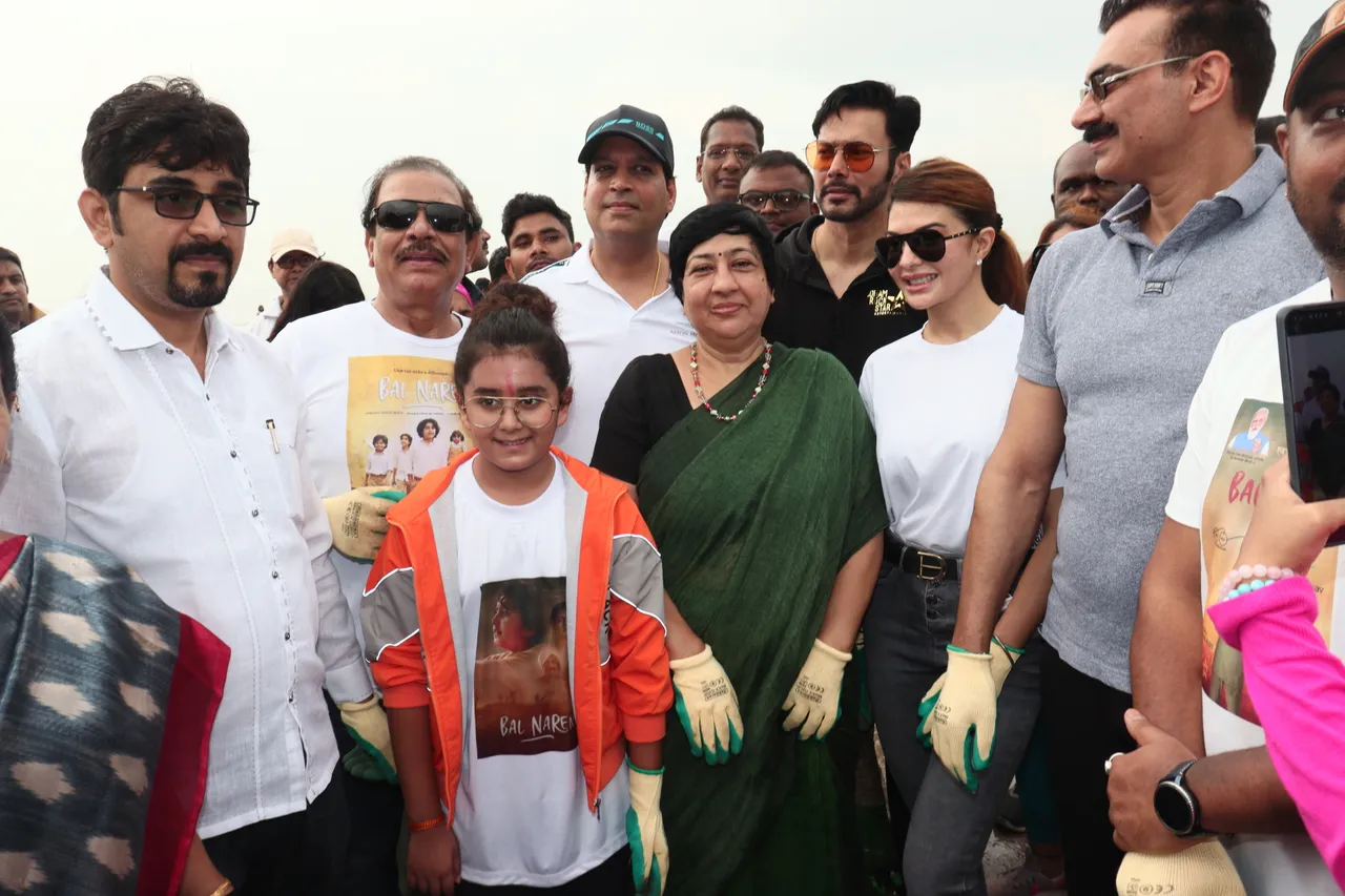 Jacqueline Fernandez with team Bal Naren cleans Versova Beach along with MLA Versova Bharati Lavekar