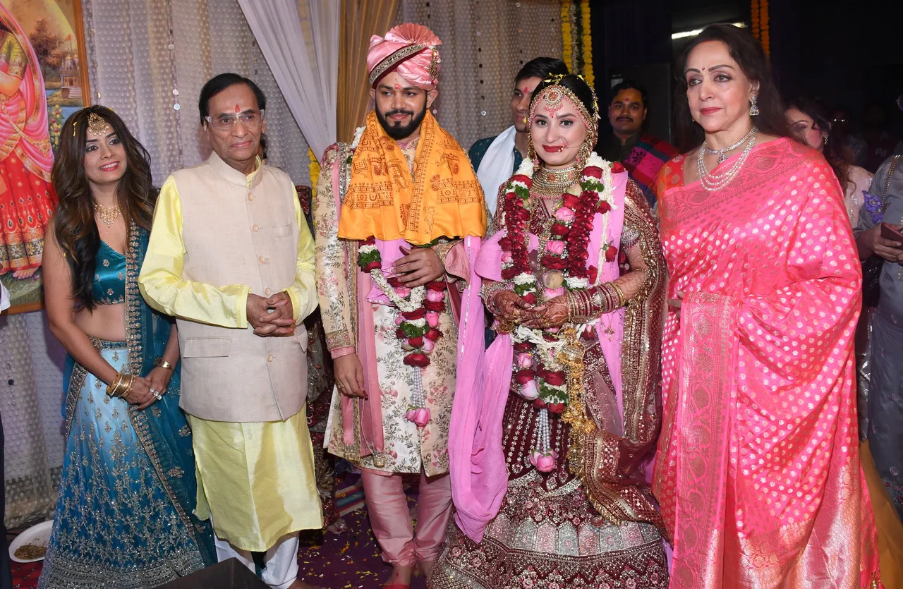 poet Narayan Agarwal Das जी की बेटी Akanksha Agarwal  की Shobhit Gupta के साथ शादी जिसमें शामिल हुए सितारें 