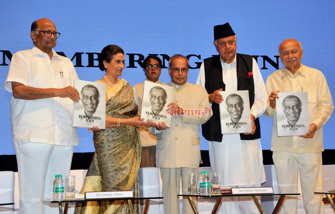 मुंबई में श्री प्रणव मुखर्जी ने रजनी पटेल की पहली किताब रिमेम्बर रजनी का उद्घाटन किया