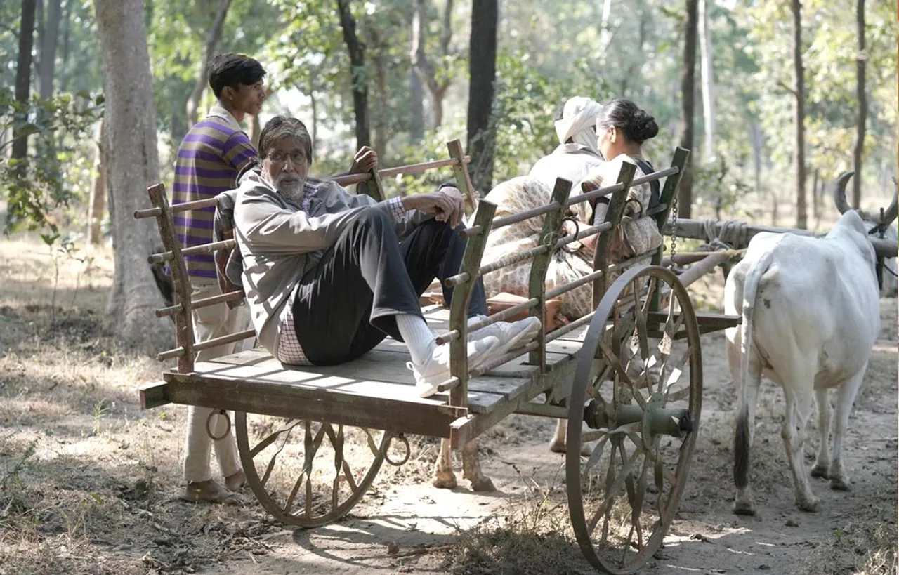 अमिताभ बच्चन गांव में बिता रहे हैं समय, ले रहे हैं गांव की खटिया और बैलगाड़ी की सवारी का आनंद