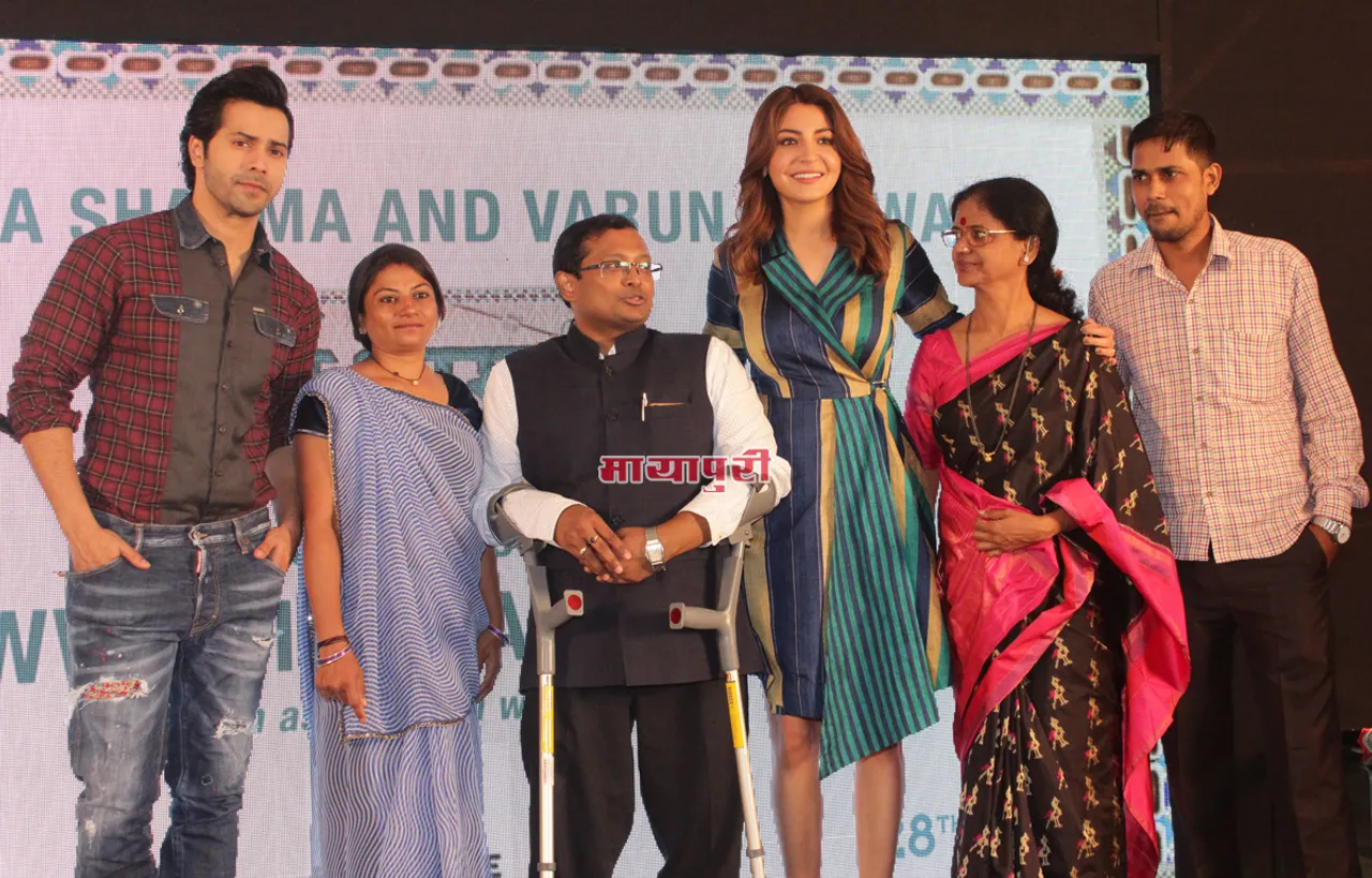 वडोदरा की टेलर टीम के साथ फिल्म सुई धागा का प्रमोशन करने पहुंचे अनुष्का शर्मा और वरुण धवन