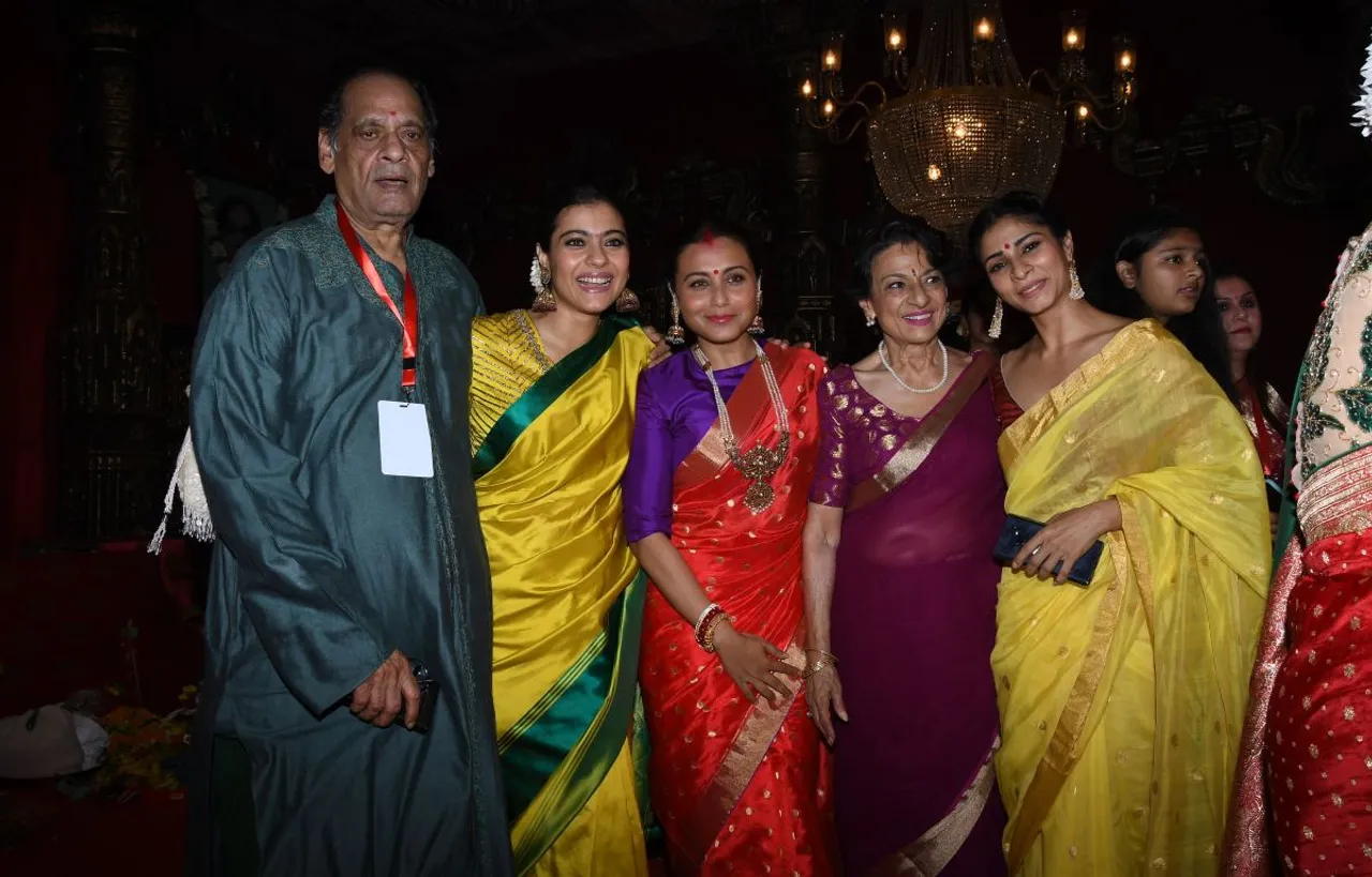 Photos: 20 साल बाद दुर्गा पूजा पर साथ नज़र आई रानी मुखर्जी और काजोल