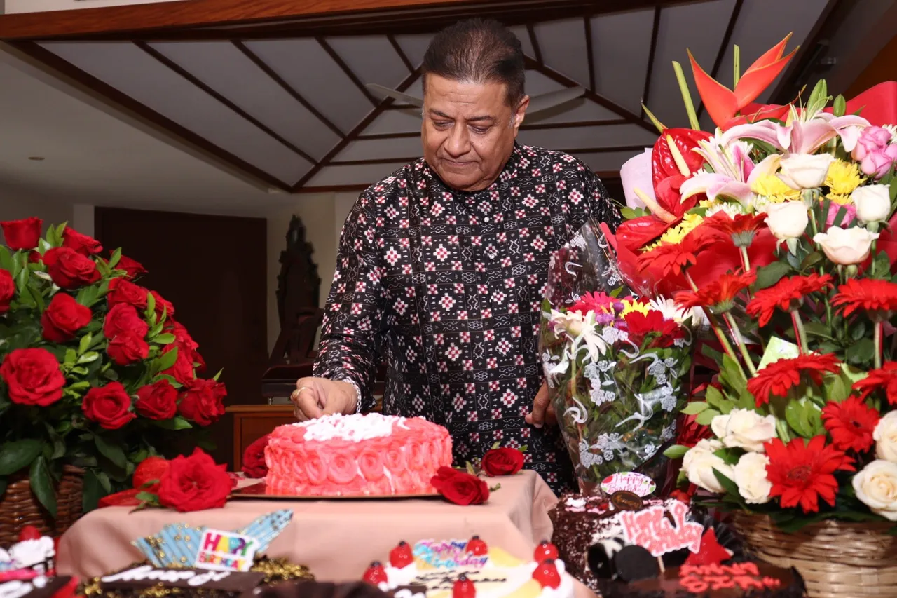  भजन सम्राठ अनुप जलोटा ने अपने घर मनाया सादगी से अपना जन्मदिन