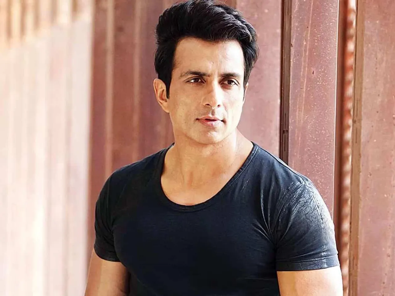 Sonu Sood ने जताई नाराजी, कहा बॉलीवुड में काम करने वाले ही इंडस्ट्री के खिलाफ बोल रहे हैं