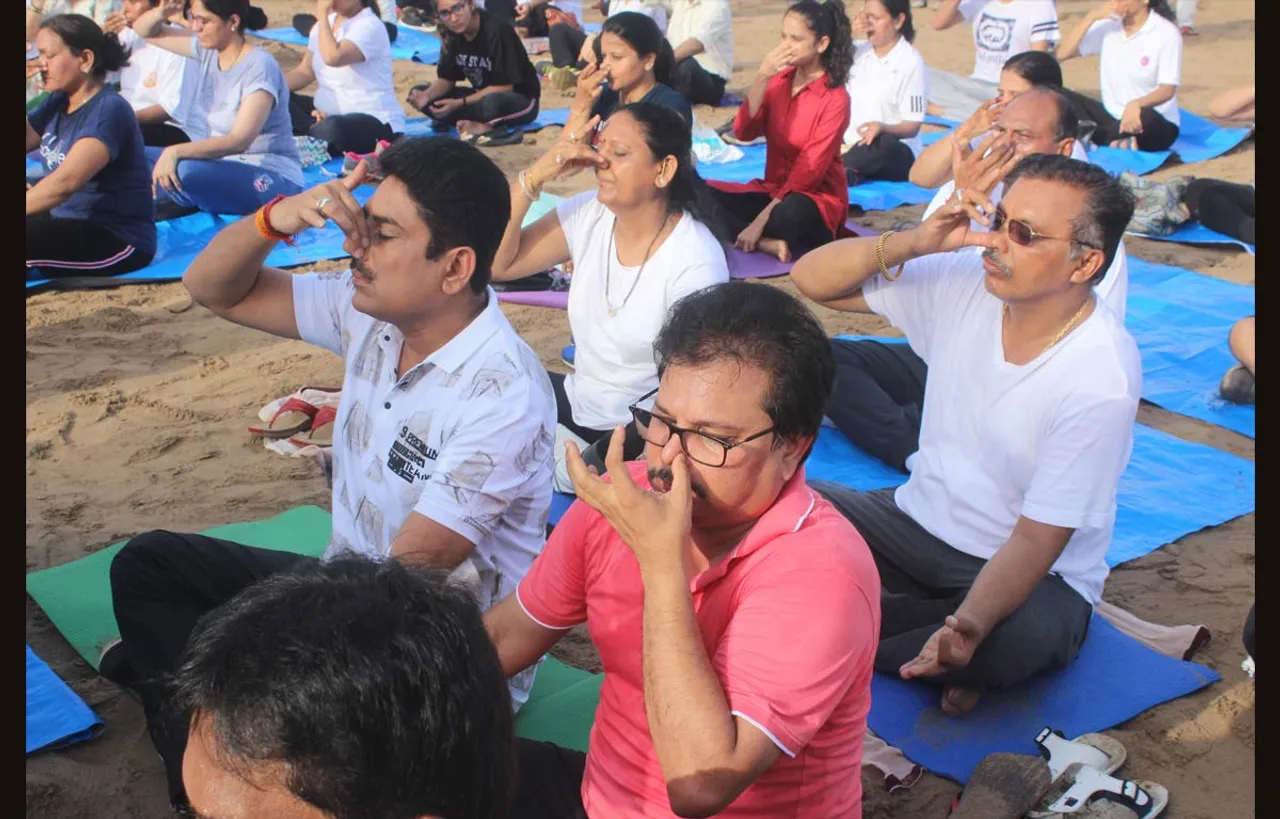 शैलश लोढ़ा व असित कुमार मोदी ने कहा शारारिक व मानसिक स्वास्थ्य के लिए योग का अभ्यास करें