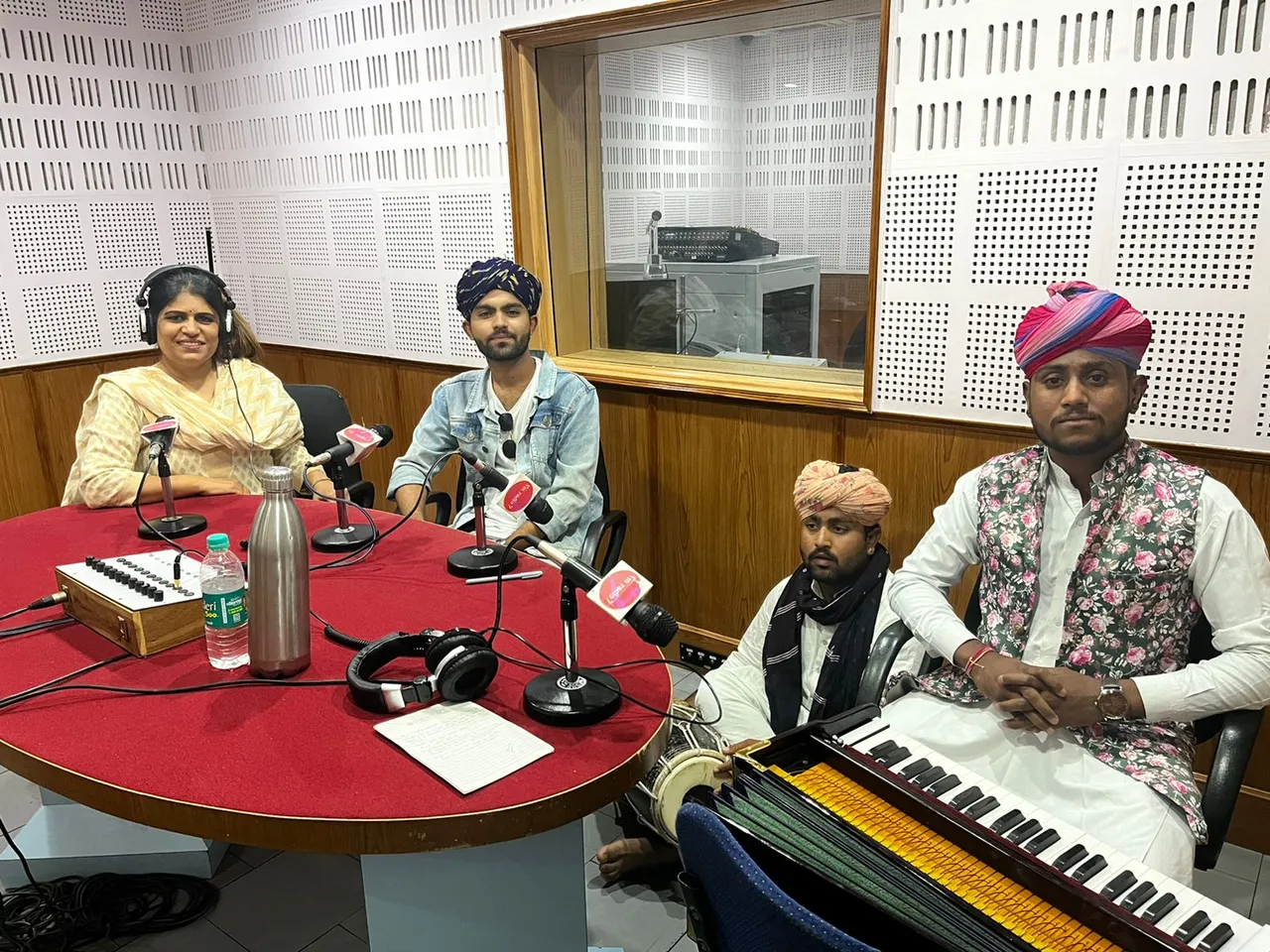 रेडियो कलाकार Mamta Mott के एक मुलाकात कार्यक्रम में पहुंचे प्रसिद्ध लोकगीत गायक शेर खान