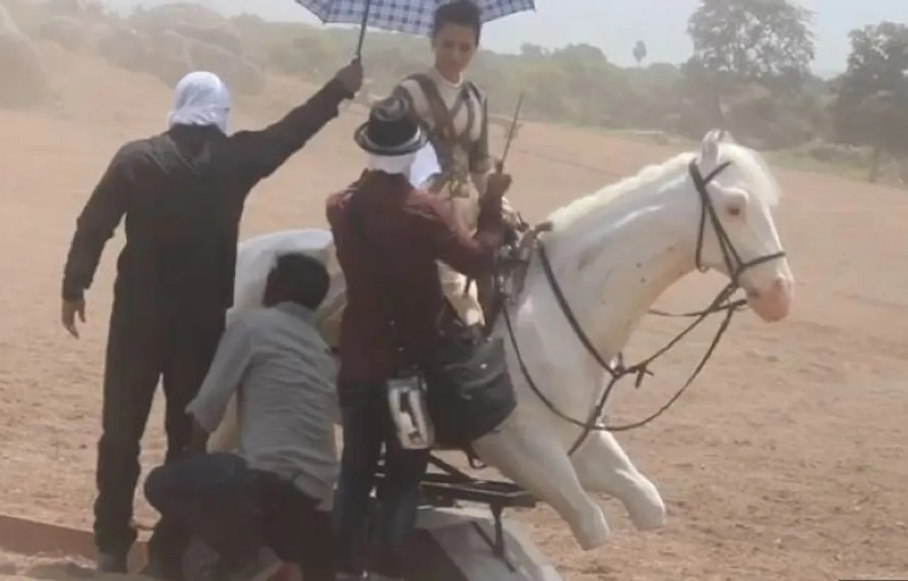 VIDEO: 'मणिकर्णिका' में नकली घोड़े पर कंगना रनौत ने किया युद्ध, देखकर हंसी रोक नहीं पाएंगे आप