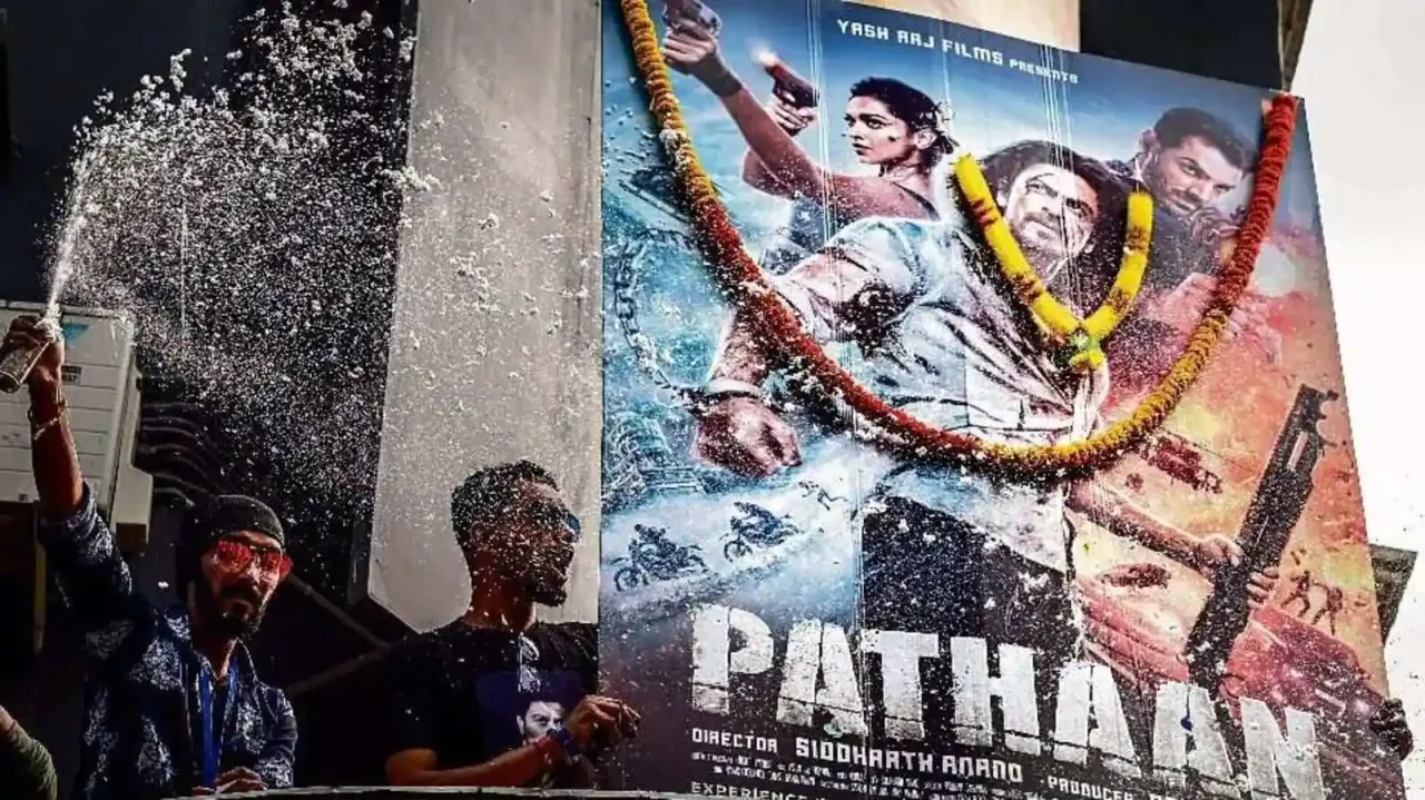 YRF की Pathaan एक ऐतिहासिक हिट है, दुनिया भर में कुल 219.6 करोड़ की कुल कलेक्शन!