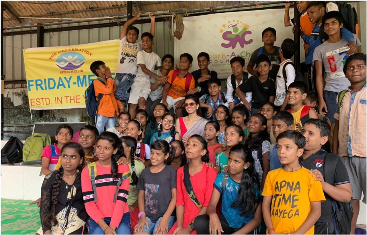 Photos: इहाना ढिल्लन ने NGO के बच्चों के साथ बिताया समय