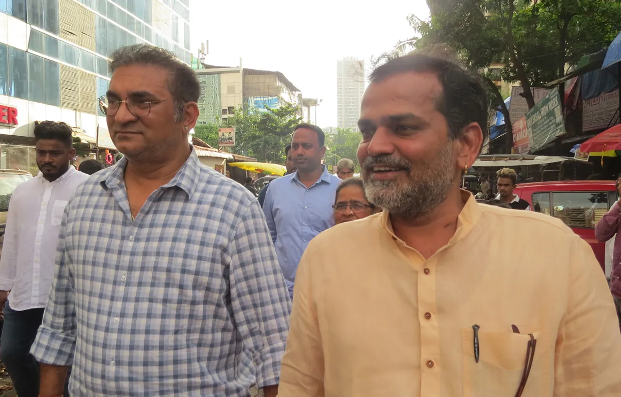 भाजपा के संजय पांडेय के अटल जन आरोग्य अभियान  का समर्थन करने पहुंचे अभिजीत भट्टाचार्य