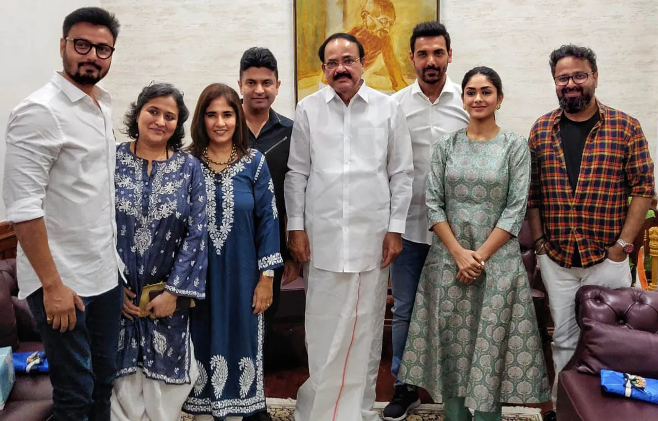 जॉन अब्राहम ने नई दिल्ली में उपराष्ट्रपति एम वेंकैया नायडू के लिए फिल्म बाटला हाउस की विशेष स्क्रीनिंग की मेजबानी की