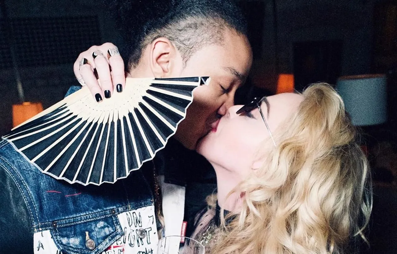 61 साल की ''Madonna'' ने अपने 25 साल के बॉयफ्रेंड को किया kiss