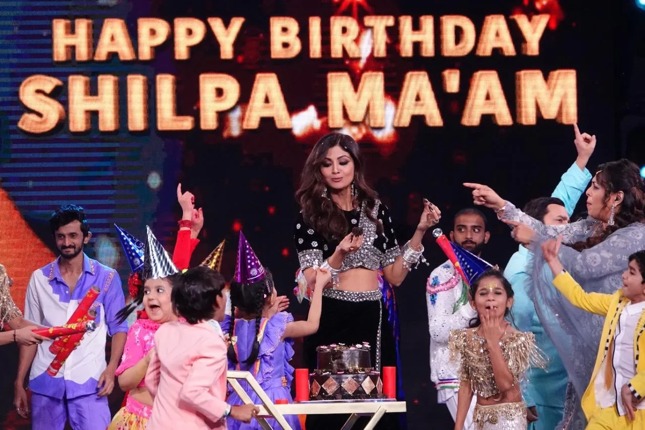 Shilpa Shetty कुंद्रा ने अपना जन्मदिन सुपर डांसर - चैप्टर 4 परिवार के साथ मनाया