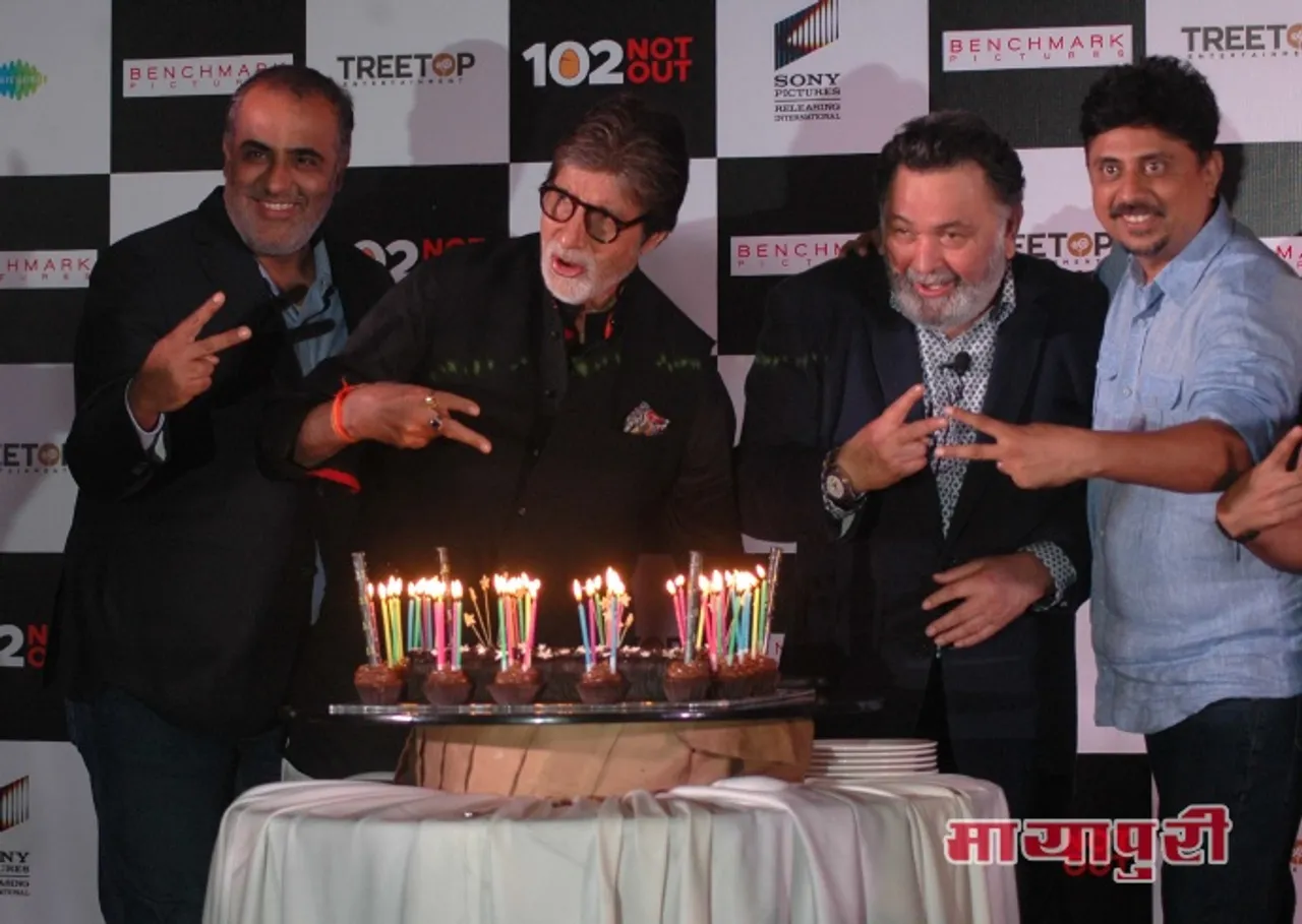 मुंबई में अमिताभ बच्चन और रिषी कपूर ने मनाया फिल्म 102 नॉट आउट की सफलता का जश्न