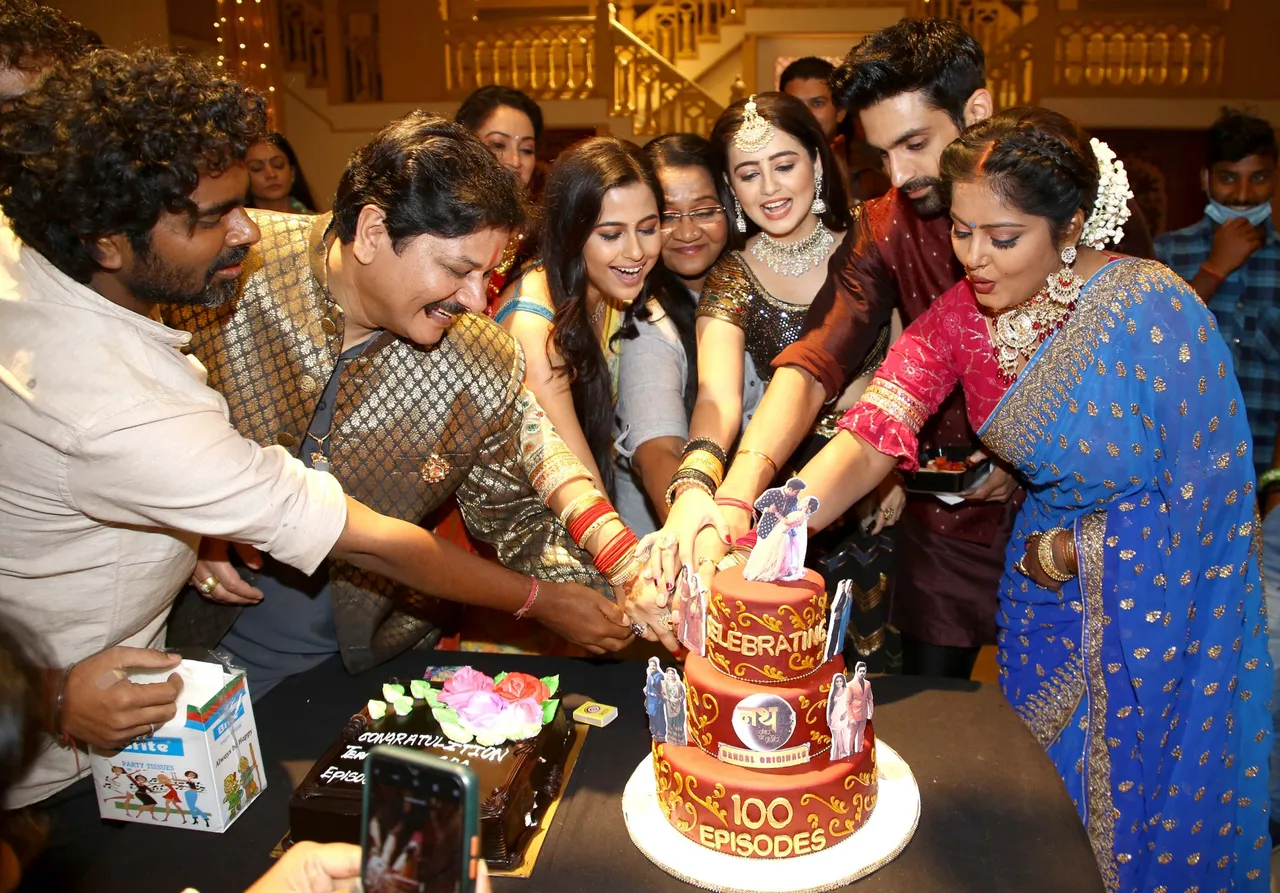 दंगल टीवी के सबसे लोकप्रिय शो "नथ ज़ेवर या जंजीर" के 100 एपिसोड्स पूरे, शानदार केक काटकर टीम ने मनाया जश्न