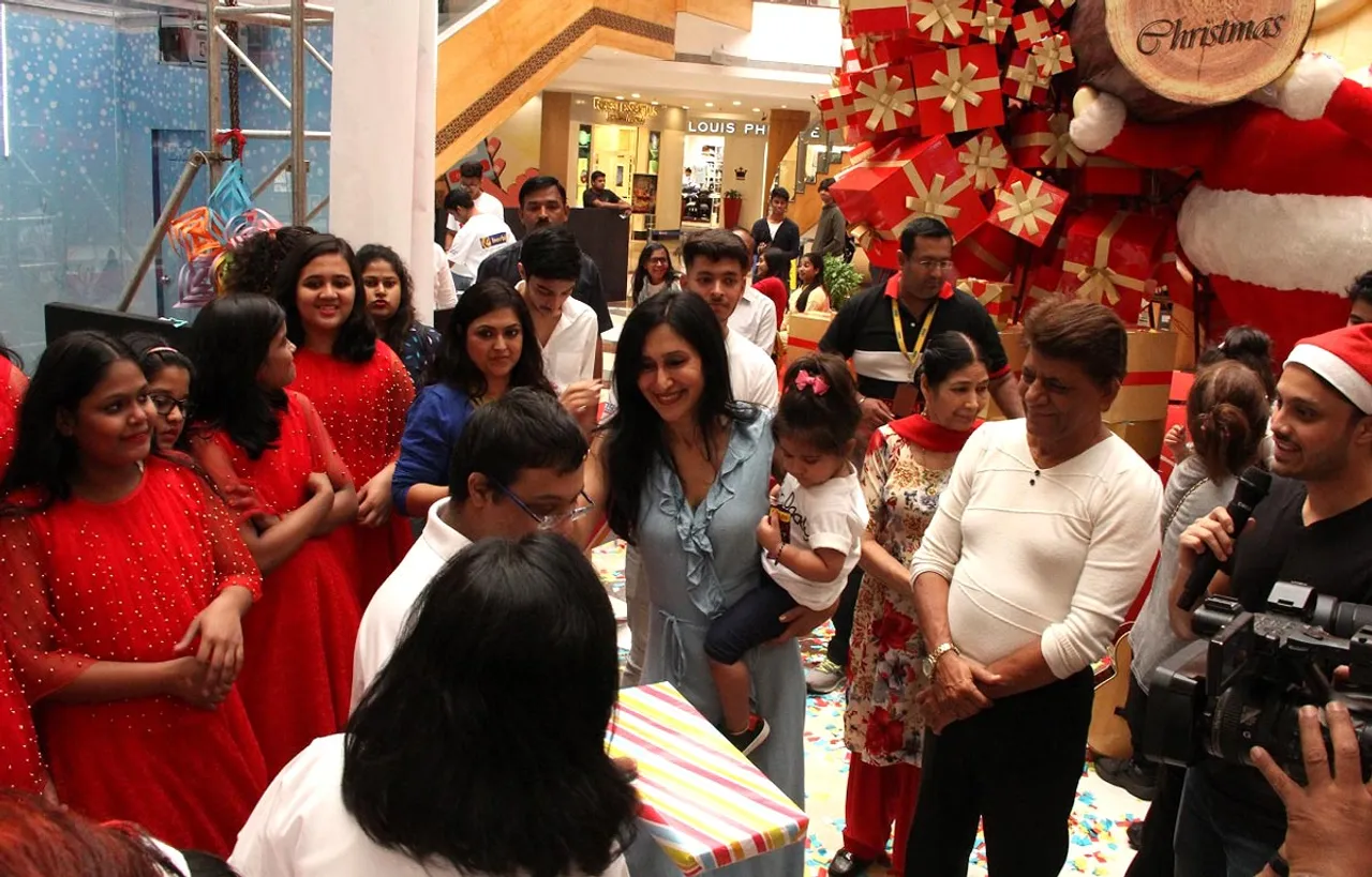 मुंबई के मॉल में आयोजित क्रिसमस कार्यक्रम में शामिल हुई करणवीर वोहरा की बेटियां बेला और वियना