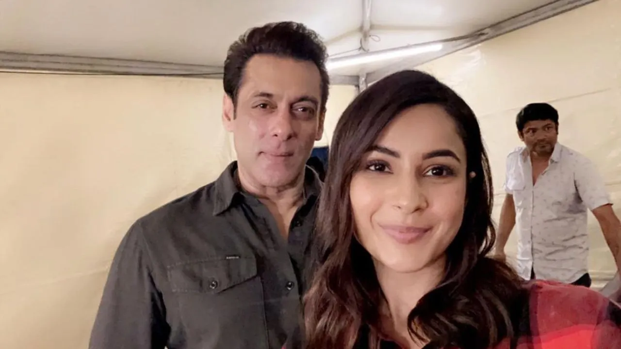 Salman Khan poses with Shehnaaz Gill for a cute selfie