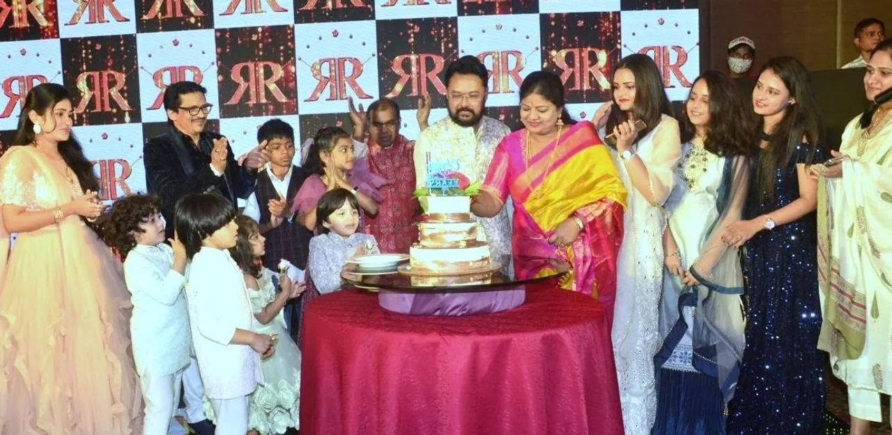 श्री बी वेंकटेश प्रसाद और श्रीमती एच कमलाक्षी की २५ वीं शादी की सालगिरह के अवसर पर जेडब्ल्यू मैरियट जुहू में रोनी रॉड्रिक्स ने पार्टी का आयोजन किया