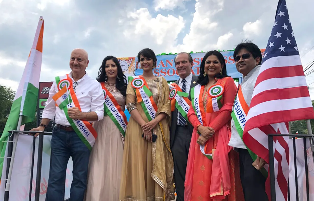 प्राची तेहलान और अनुपम खेर ने एक साथ मनाया “भारत दिवस परेड” का जश्न