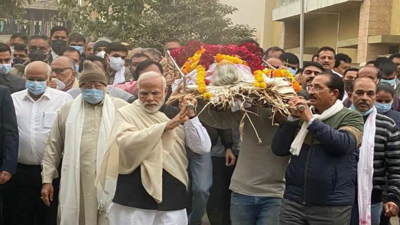 PM Modi brothers perform last rites of mother Heeraben