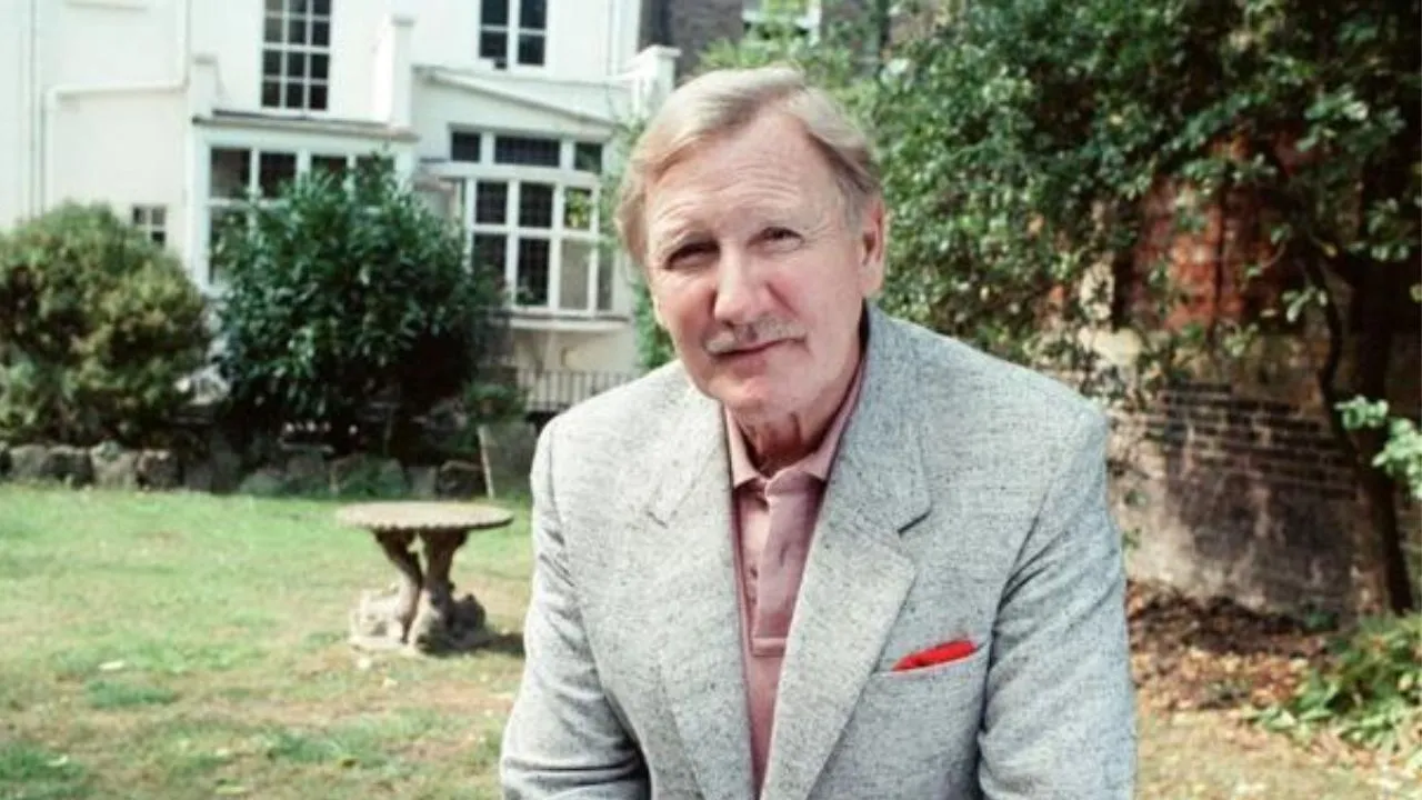 'Carry On' and 'Harry Potter' star Leslie Phillips dies at 98 mayapuri.