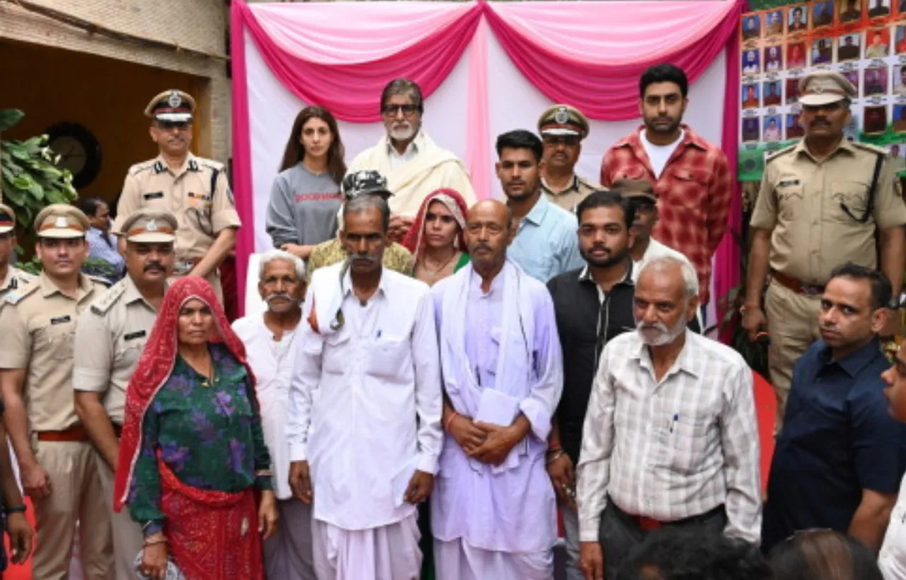 Photos: अमिताभ बच्चन ने पुलवामा शहीदों के परिवारों को दी आर्थिक मदद