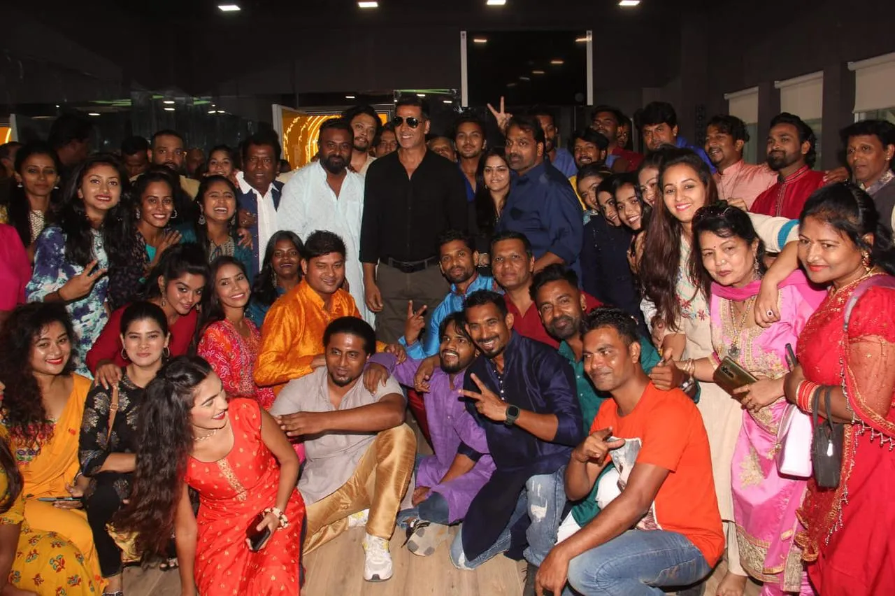 अभिनेता अक्षय कुमार V2S हॉल में गणेश आचार्य डांस स्टूडियो के भव्य उद्घाटन में शामिल हुए