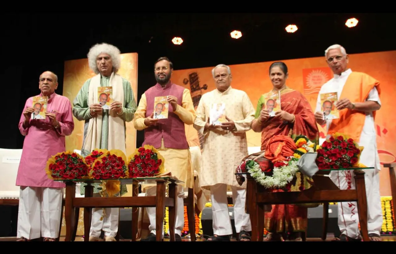 केंद्रीय मंत्री प्रकाश जावड़ेकर ने हिंदुस्तानी शास्त्रीय गायक पंडित प्रभाकर कारेकर के 75 वें जन्मदिन समारोह में भाग लिया