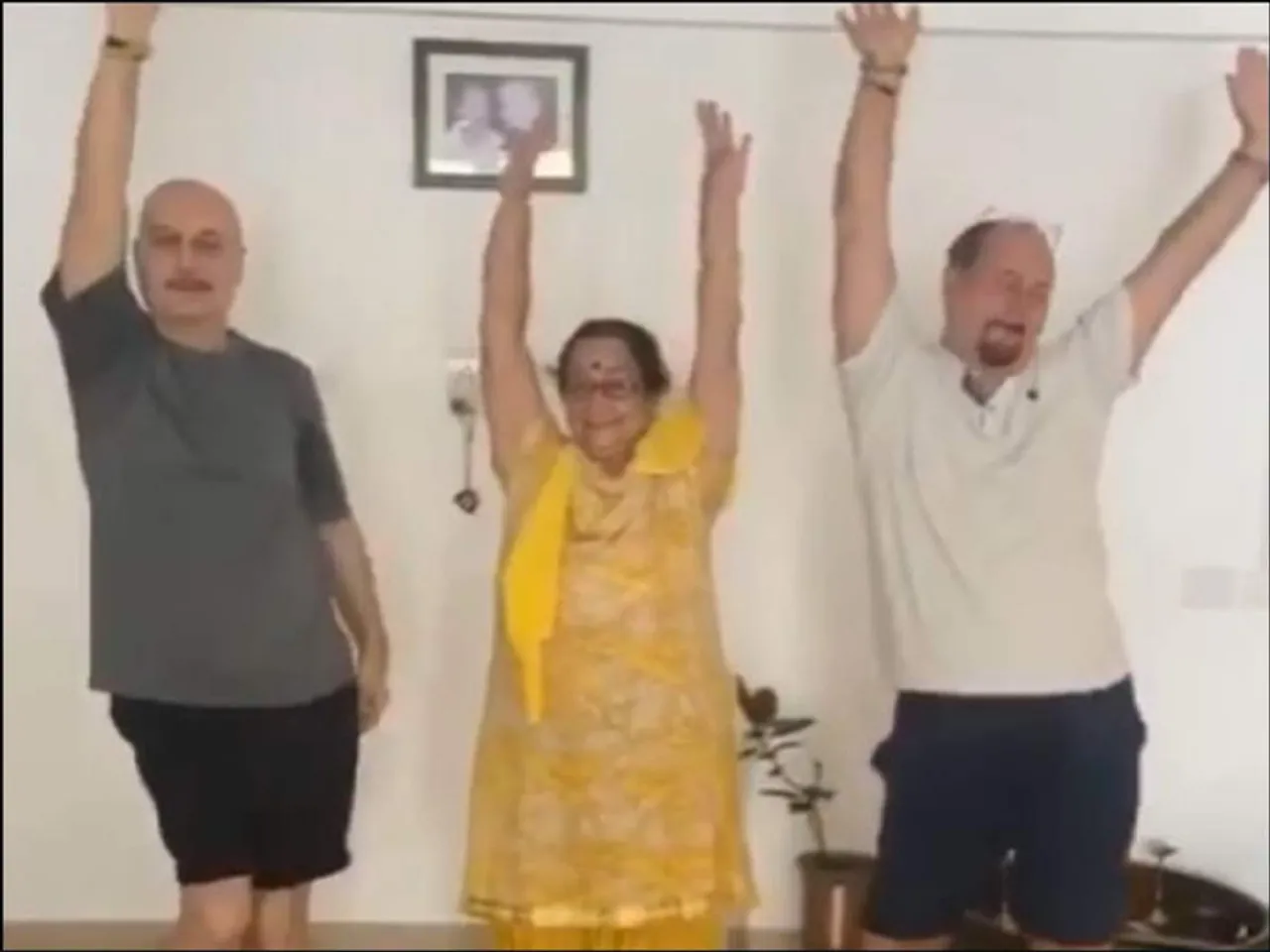 Video: अनुपम खेर ने मां के साथ किया डांस, कहा- ऐसी चीजें रोज देखने को नहीं मिलती