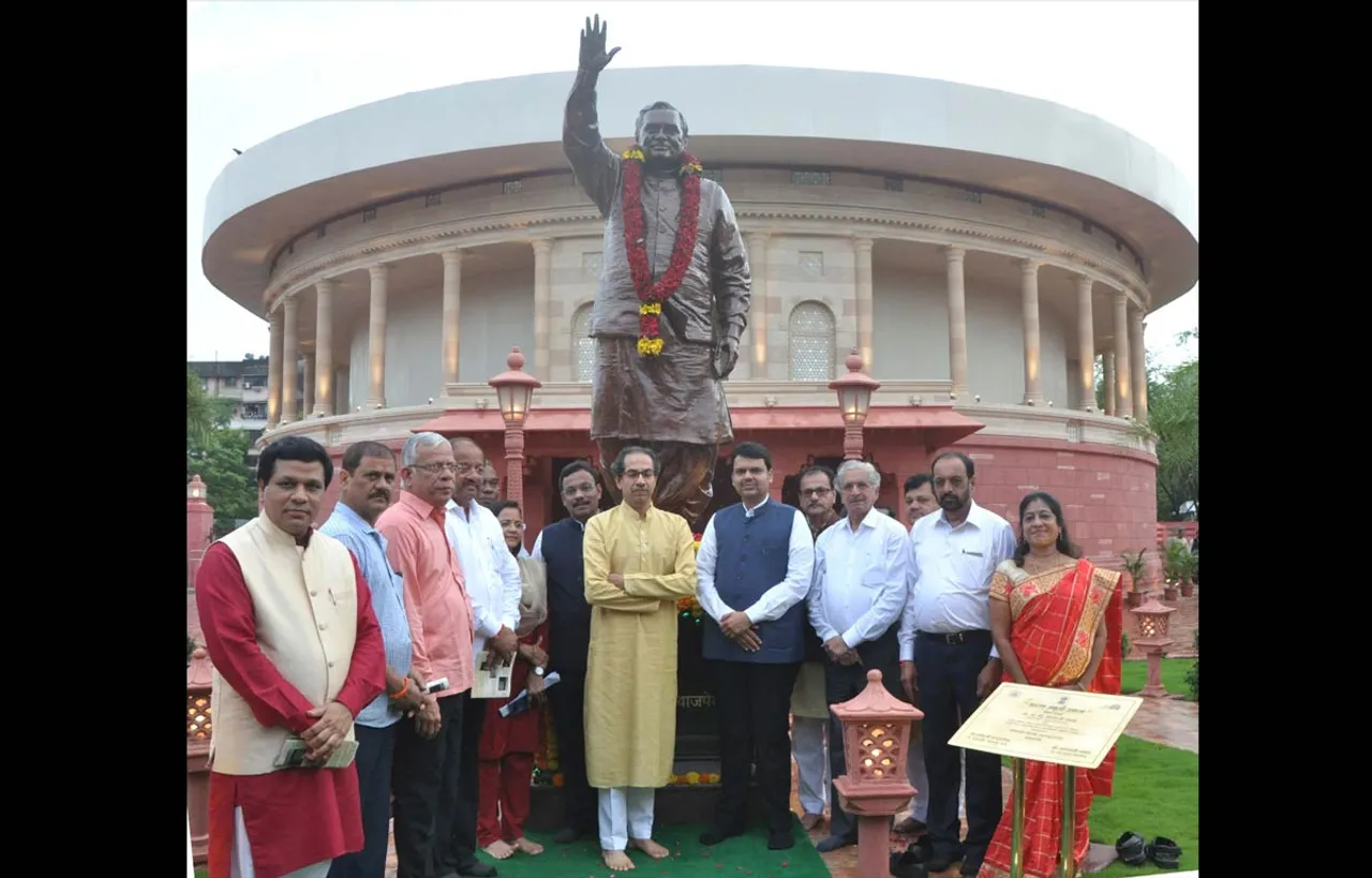 शिवसेना प्रमुख उद्धव ठाकरे के साथ महाराष्ट्र के मुख्यमंत्री देवेंद्र फडणवीस ने मुंबई में अटल स्मृति उद्यान का उद्घाटन किया