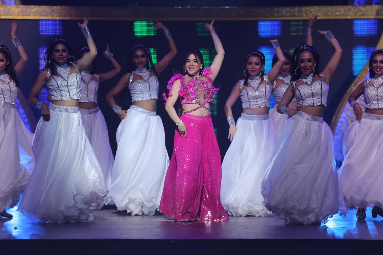 Despite being injured, Shraddha Arya gave a breathtaking performance at Zee Rishtey Awards