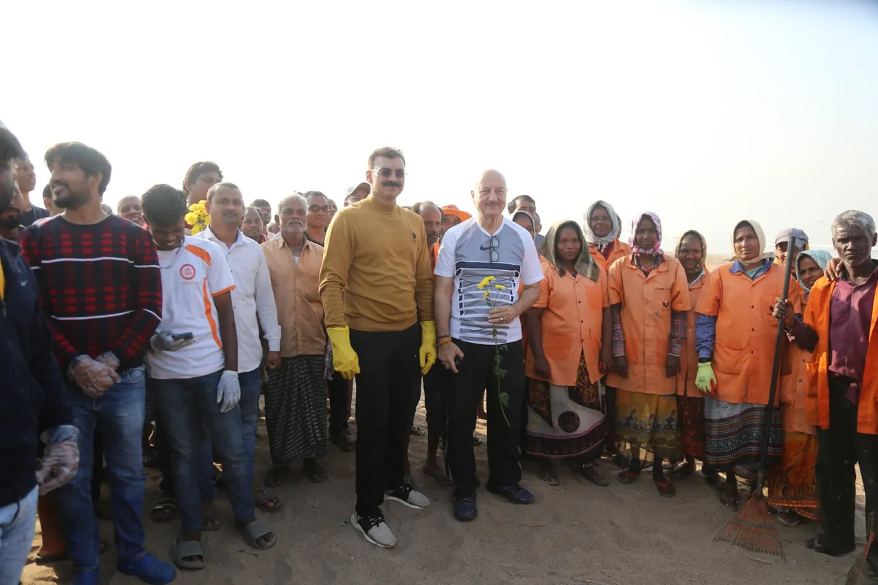 Anupam Kher ने Shiv Shastri Balboa टीम के साथ वर्सोवा समुद्र तटों की सफाई करने के लिए Nargis Fakhri, Tarun Rathi के साथ मिलकर ऑटो रिक्शा चलाया
