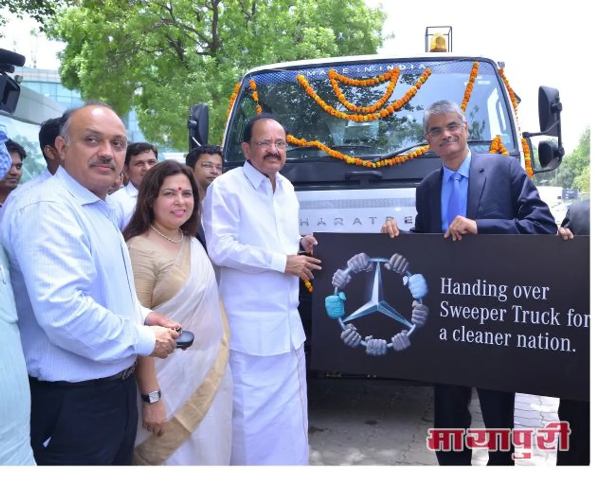 पर्यावरण दिवस पर  भारत सरकार को श्री एम. वेंकैया नायडु द्वारा रोड स्वीपर ट्रक प्रदान किए गया
