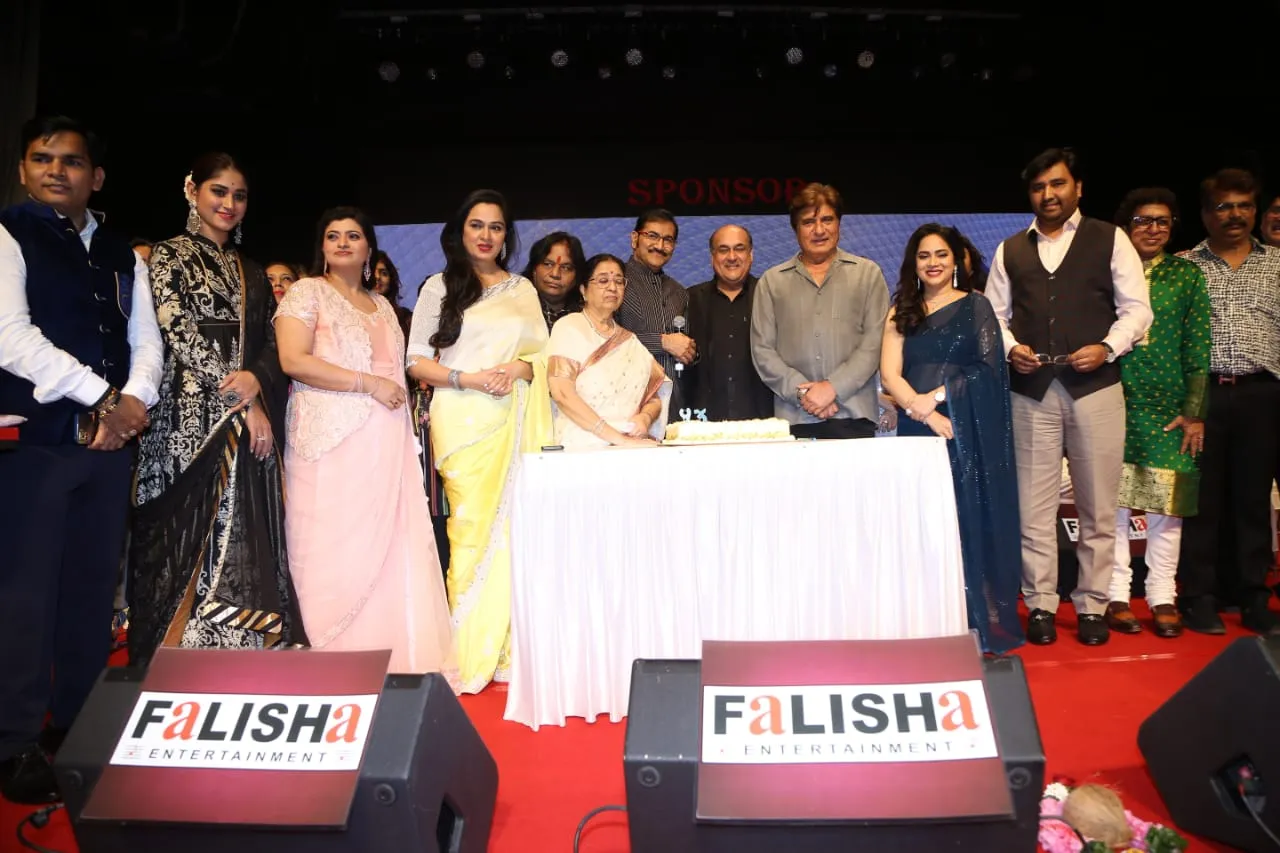 Raj Babbar, Usha Mangeshkar, Padmini Kolhapure & Poonam Dhillon at the concert Geet-O-Ghazal Ki Sarita Hamari Lata by Falisha Entertainment paid tribute to Lata ji