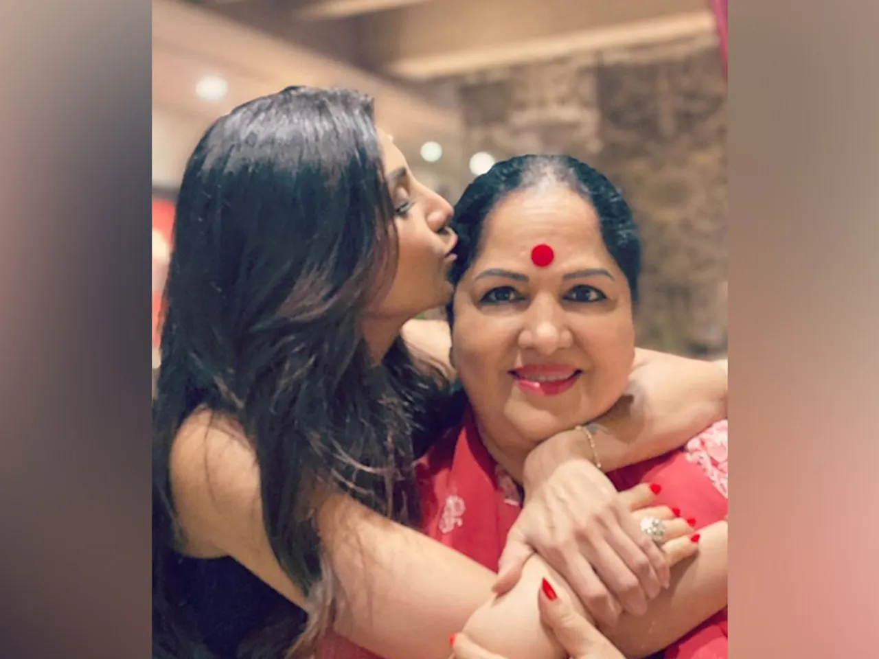 एक्ट्रेस शिल्पा शेट्टी ने अपनी मां के जन्मदिन पर पोस्ट की तस्वीर, कहा - 'आज जो कुछ भी हूं आपकी वजह से हूं'