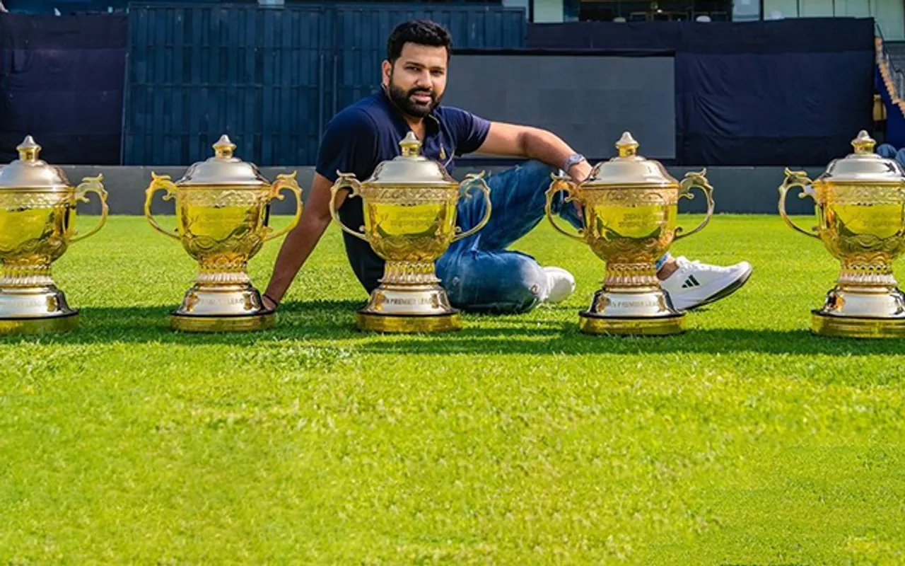 Rohit Sharma with his 5 IPL trophies (Source - Twitter)