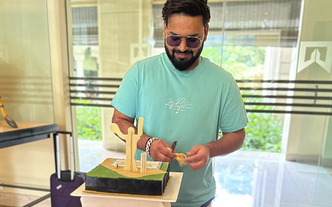 Rishabh Pant cutting cake for MS Dhoni (Source - Twitter)