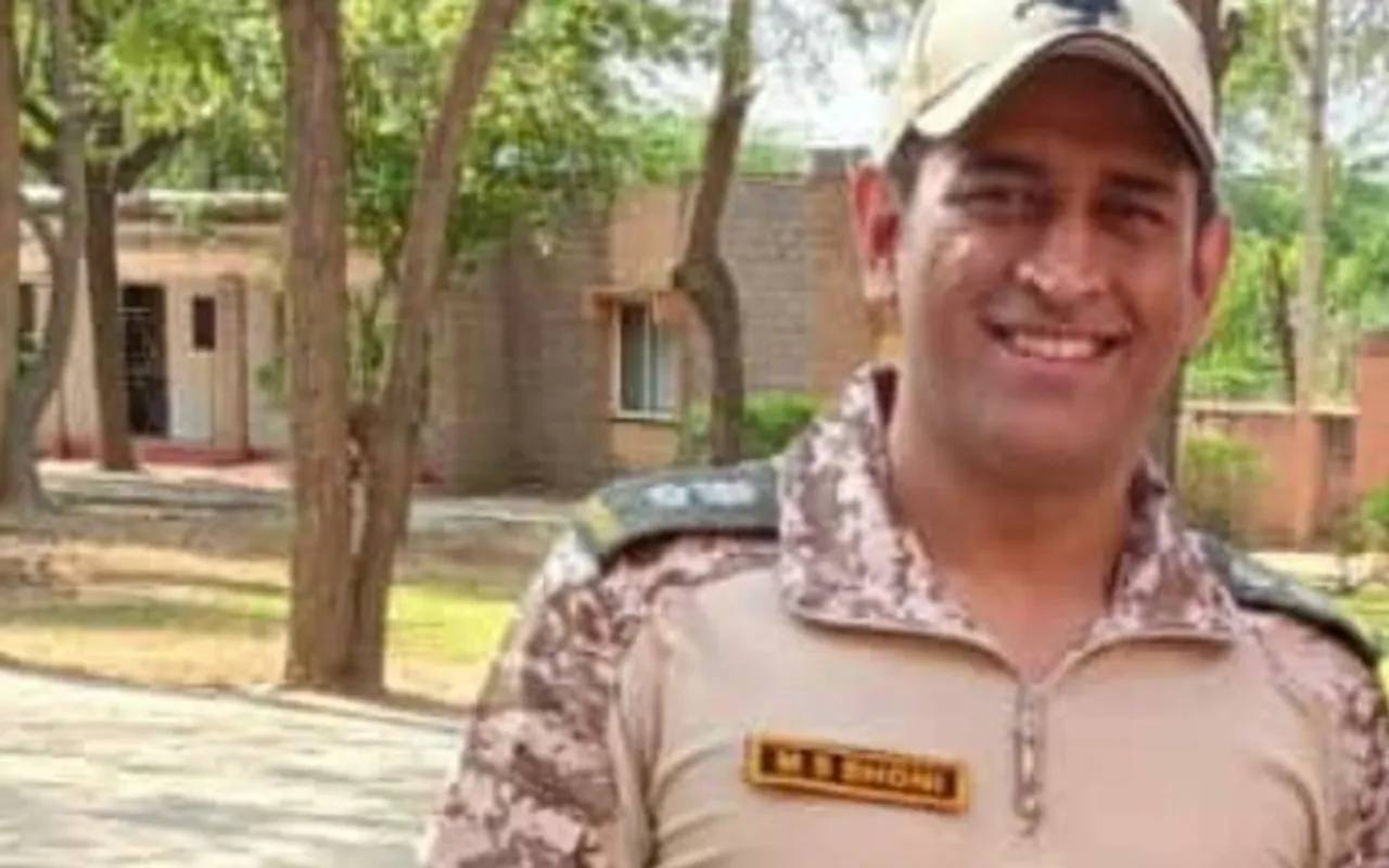 MS Dhoni in Indian Army uniform (Source - Twitter)