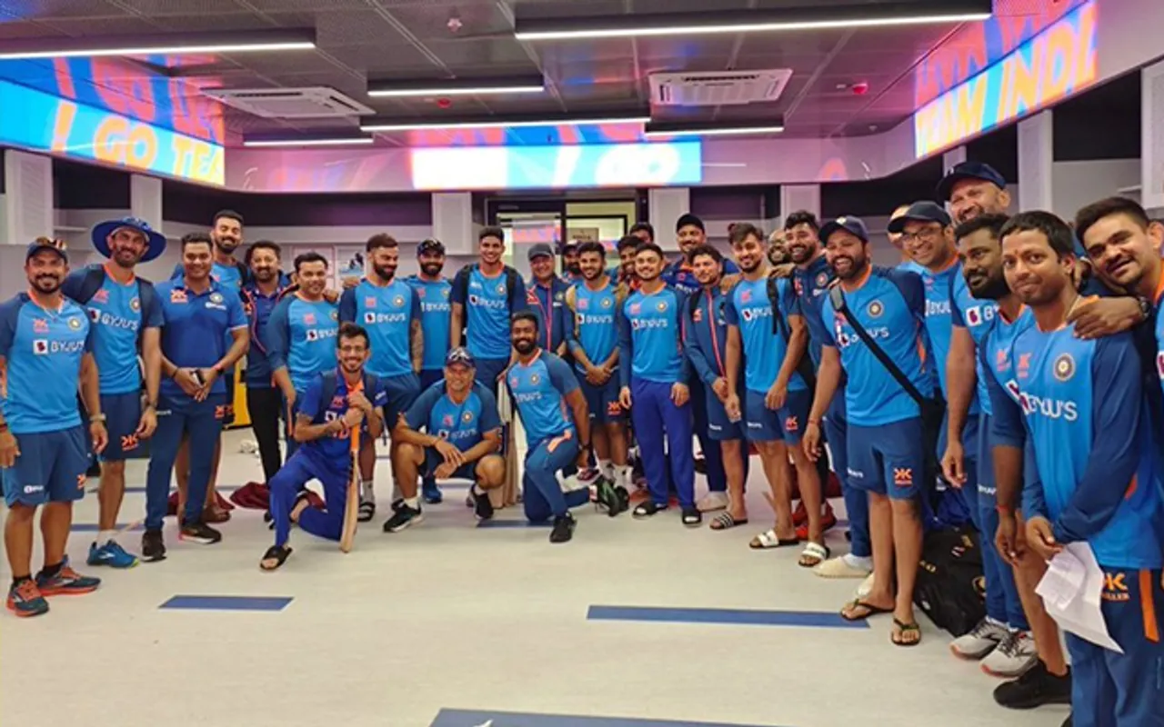 Indian cricket team posing for a picture (Source - Twitter)