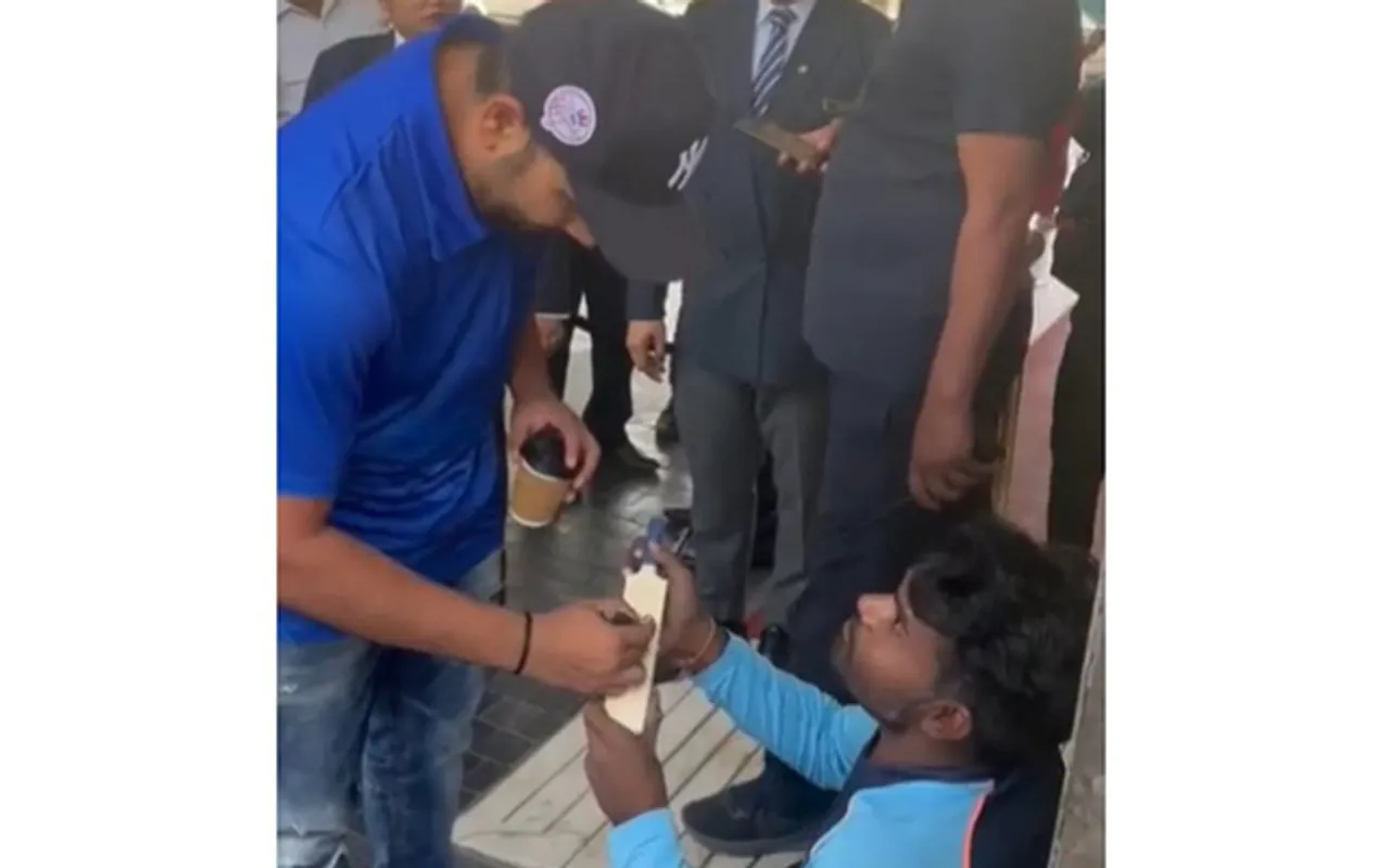 Rohit Sharma giving an autograph to a fan (Source - Twitter)