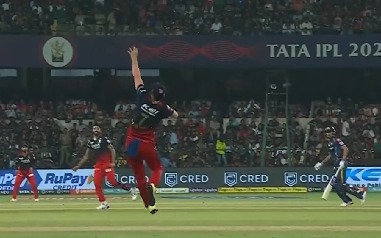 Watch: Wayne Parnell's one handed catch to dismiss Wriddhiman Saha shocks fans on social media