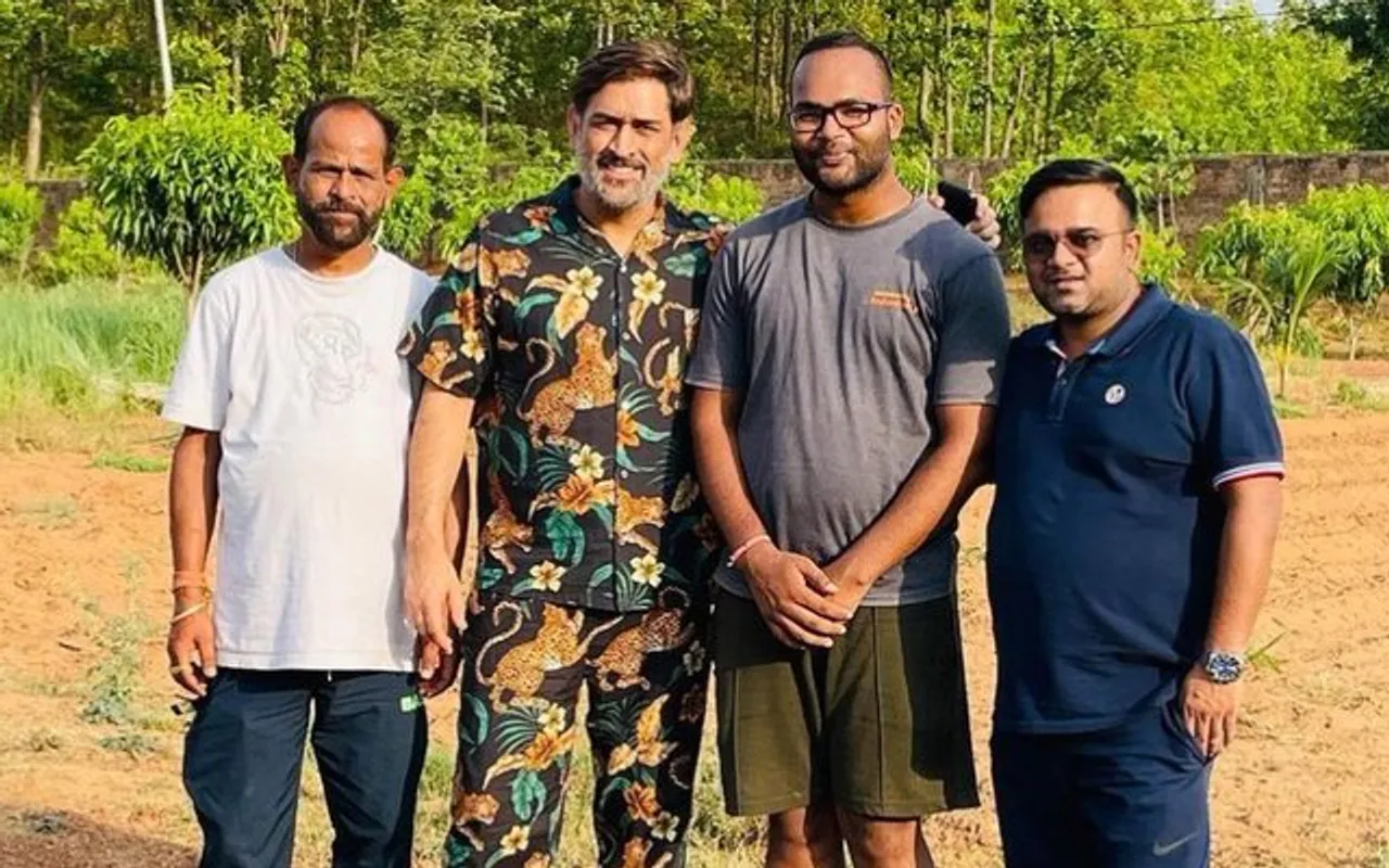 MS Dhoni with friends in Ranchi