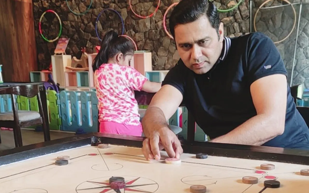 Aakash Chopra playing carrom board (Source - Twitter)