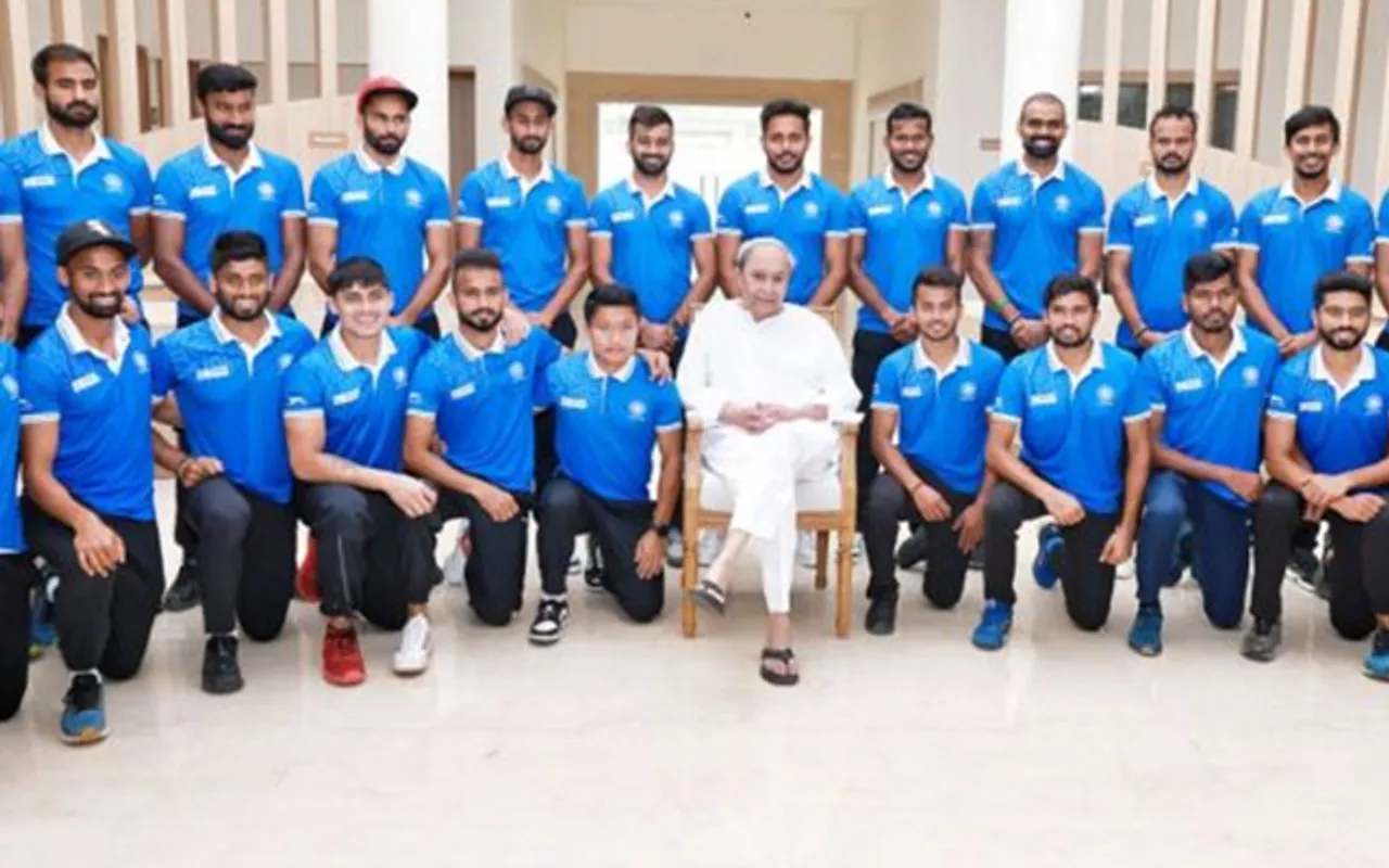 Naveen Patnaik and Indian Hockey Team (Source - Twitter)