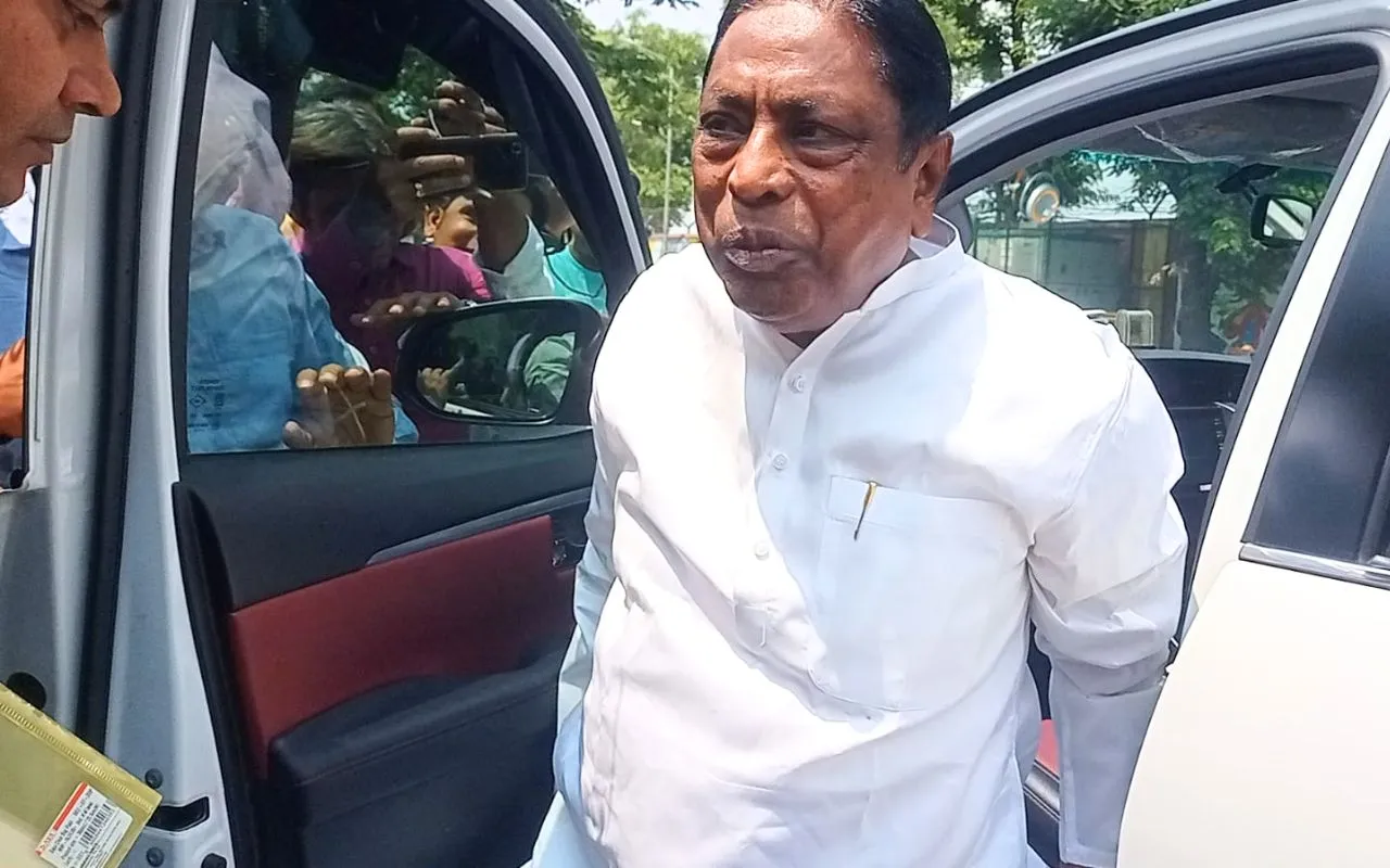 ईडी ने ₹35 करोड़ नकद बरामदगी मामले में झारखंड मंत्री आलमगीर को गिरफ्तार किया